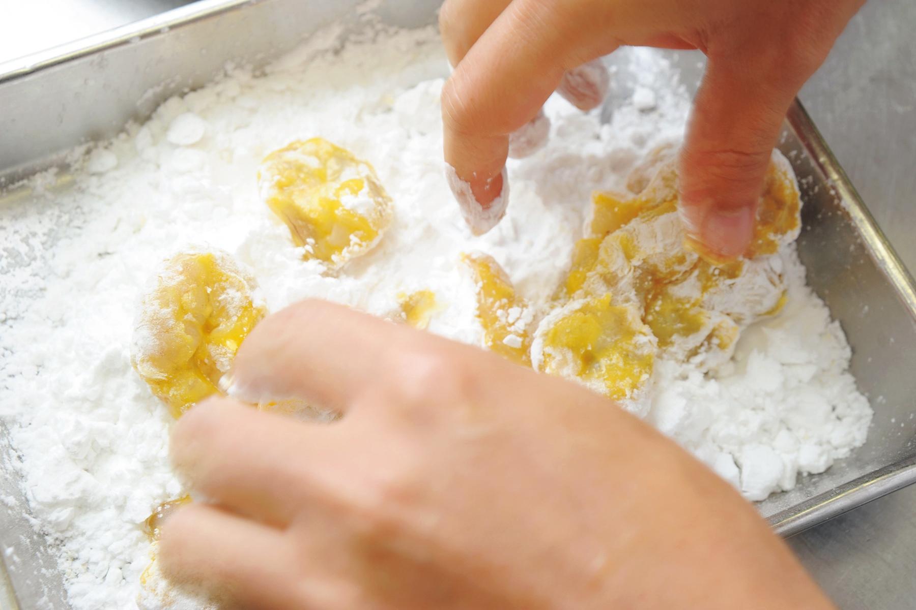 海老どうしを軽くぶつけるようにして余分な片栗粉を落とす。