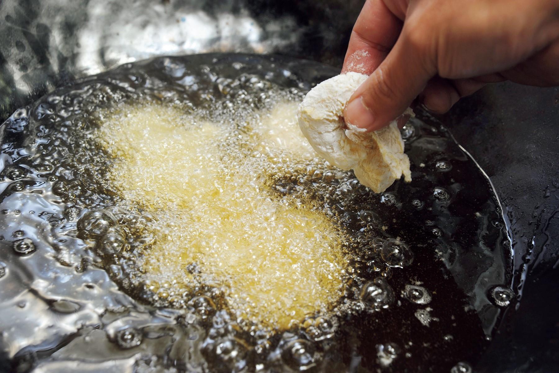 海老同士がくっつかないよう、1~2尾ずつ揚げ油に入れるとよい。