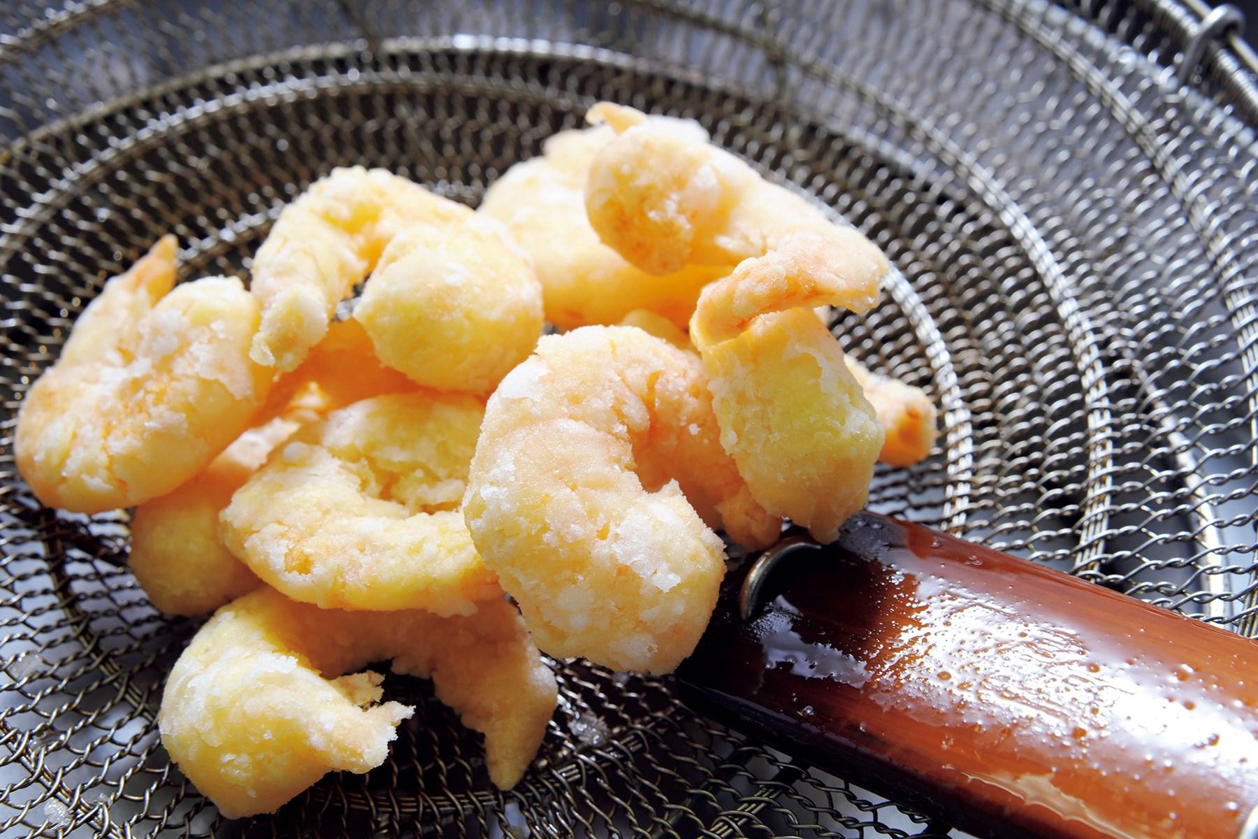 色づかないうちに海老を油から引き上げるとジューシーに、美しく仕上がる。