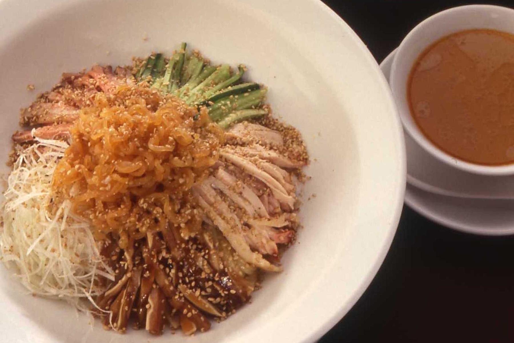 現在、「竹爐山房」では、残念ながら冷やし中華は提供していないという。自家製のラー油は900円で販売している。秘伝のタレをご自宅で再現してみてください!