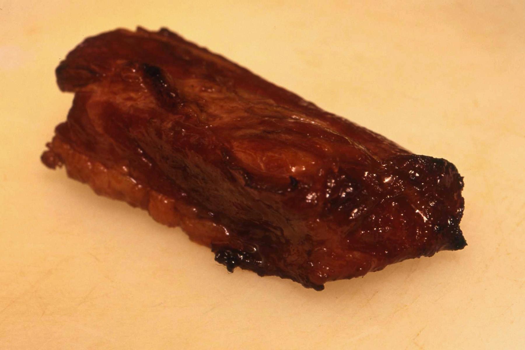 具材に使う叉焼肉は、肩ロース肉を醤油、砂糖、塩、中国酒、五香粉で12時間漬け込み、焼いたもの。