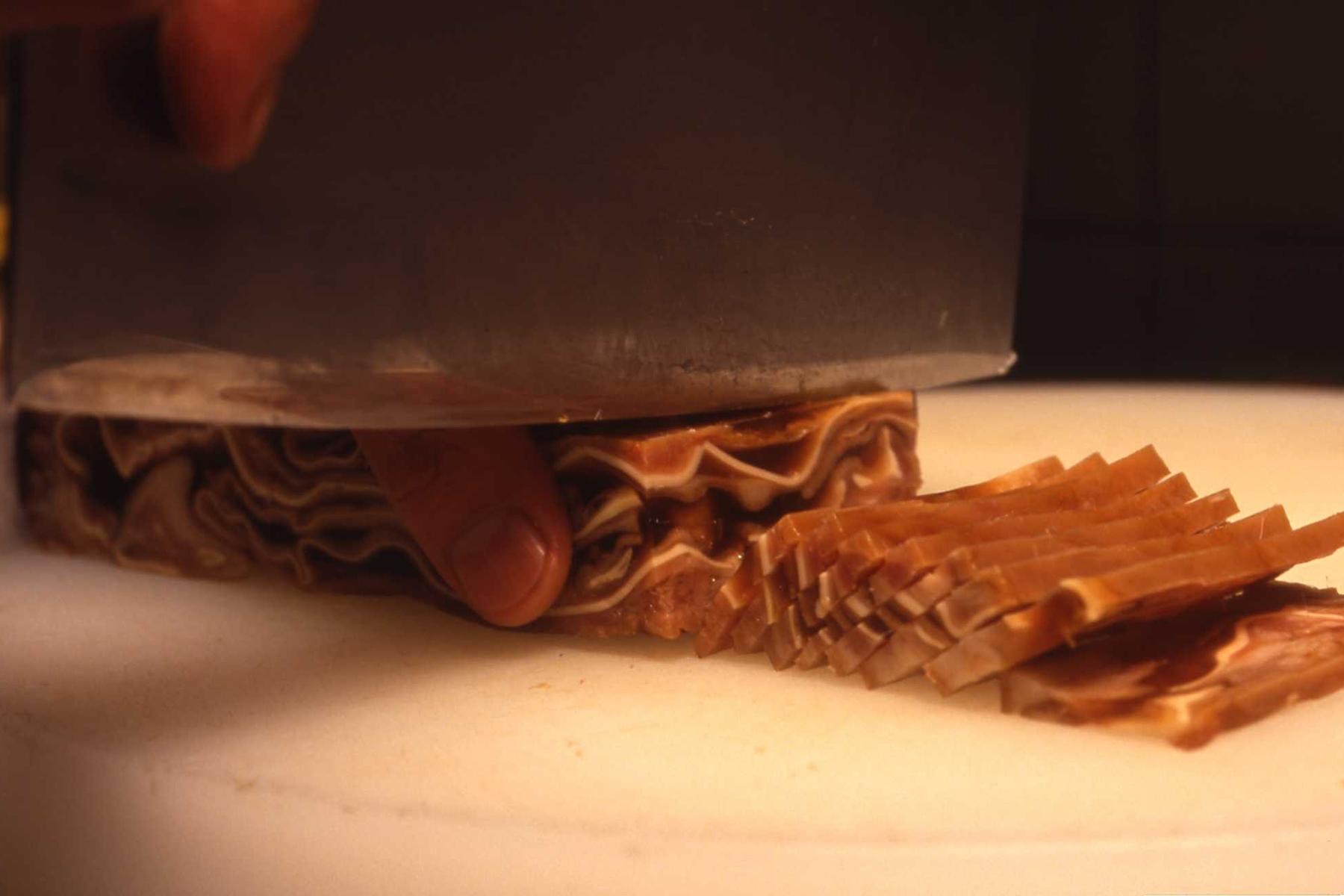 豚耳の煮こごりは滷水(ルースイ)というタレで煮て、一晩冷やして固めたもの。