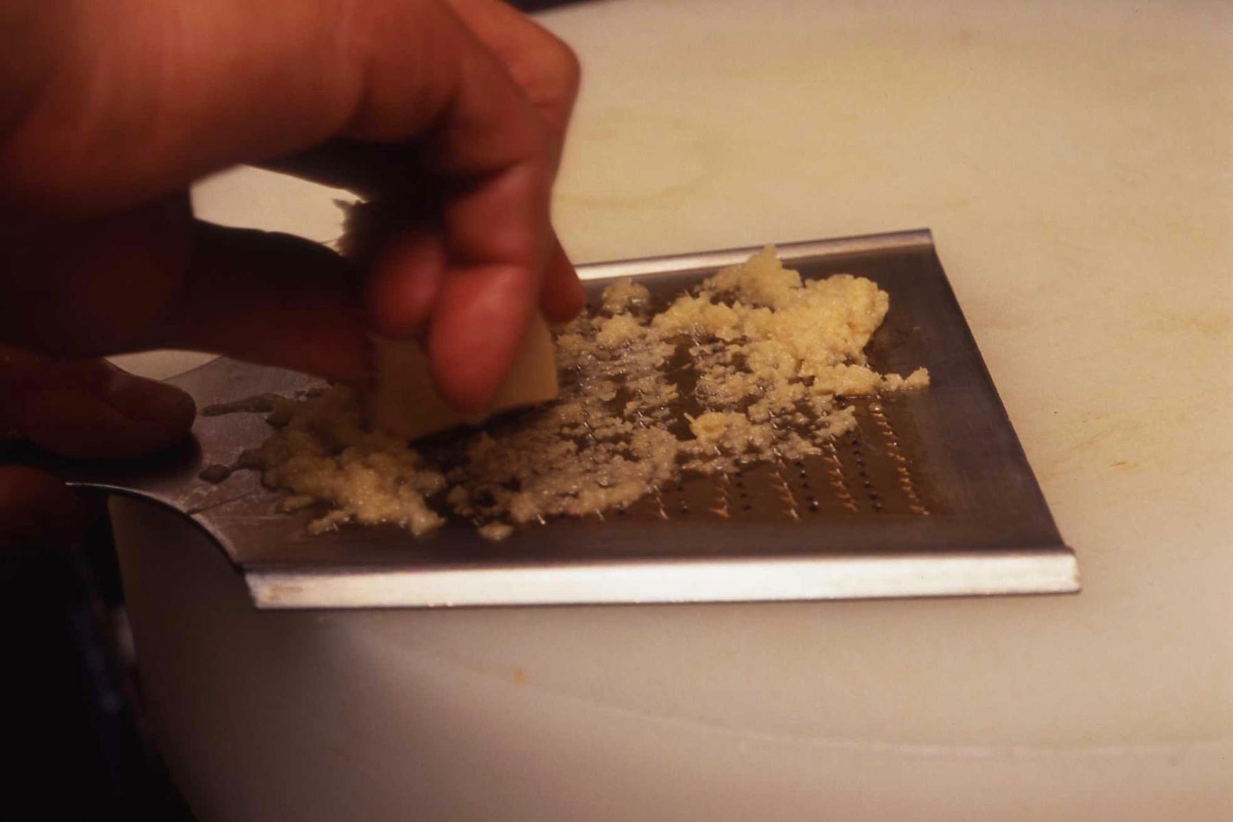 にんにくと生姜汁を加える