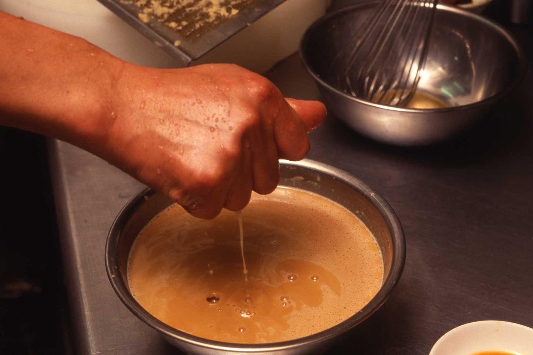 にんにくと生姜汁を加える