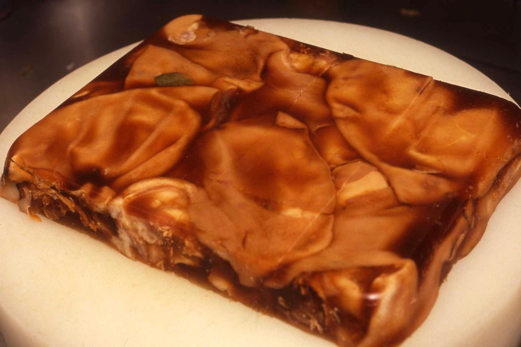 豚耳の煮こごりを切る