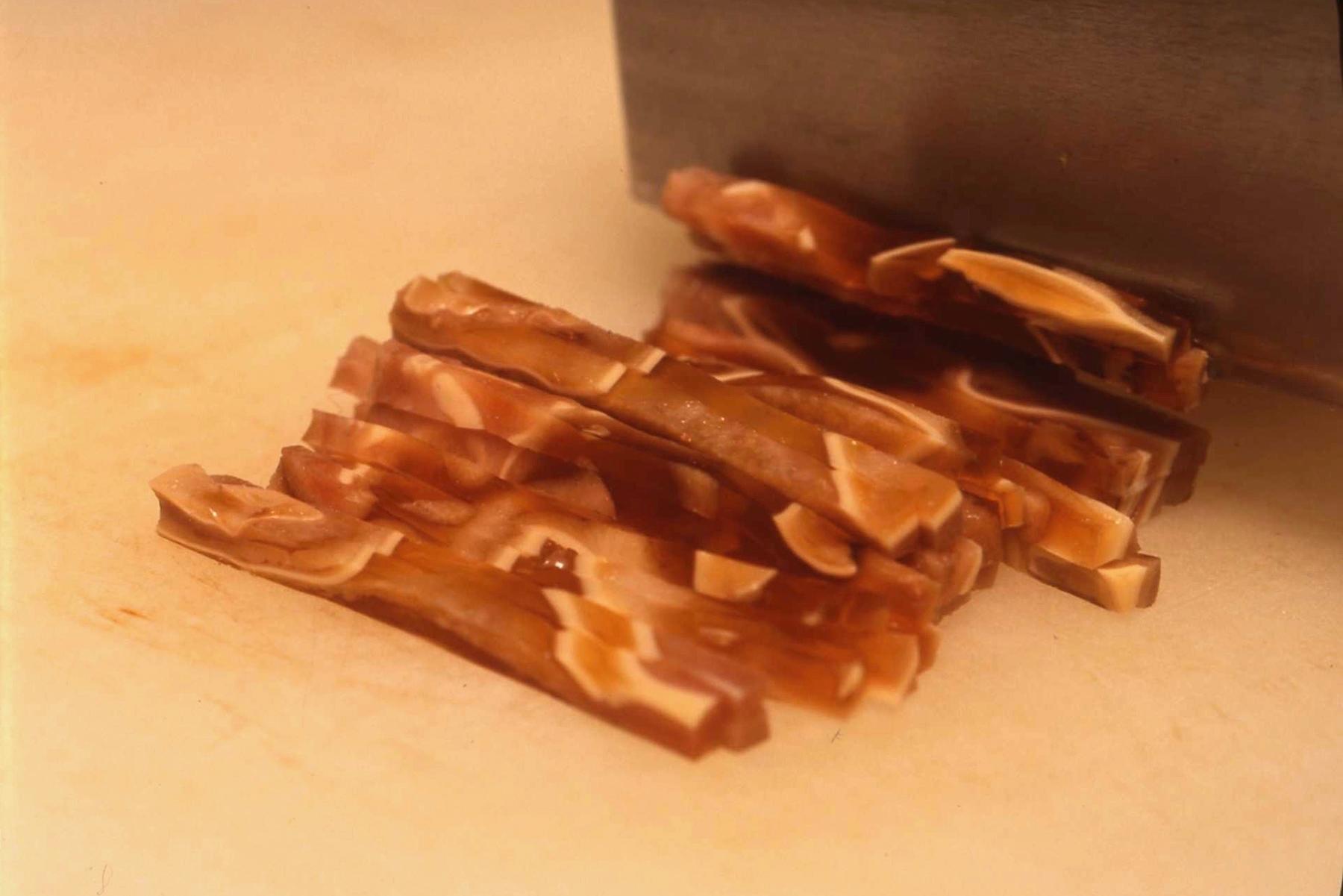 豚耳の煮こごりを切る