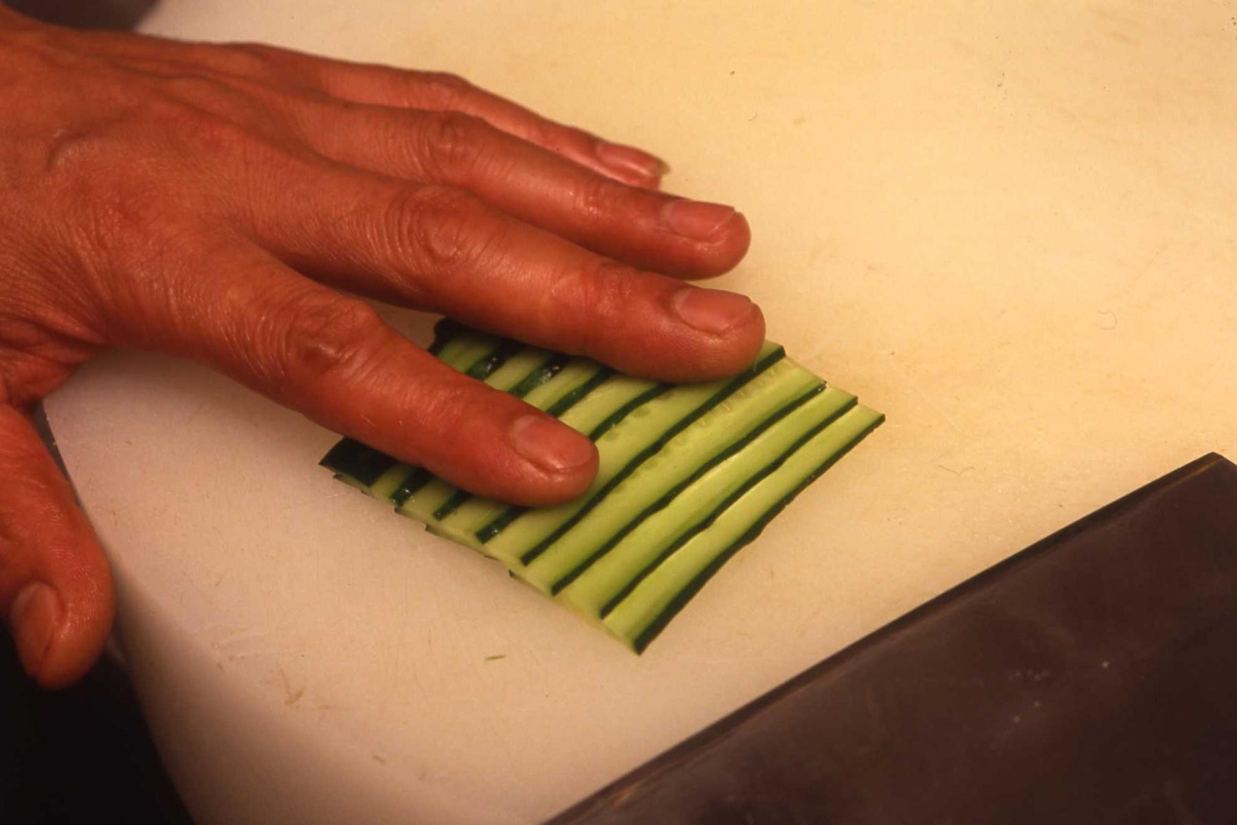 きゅうりを切る