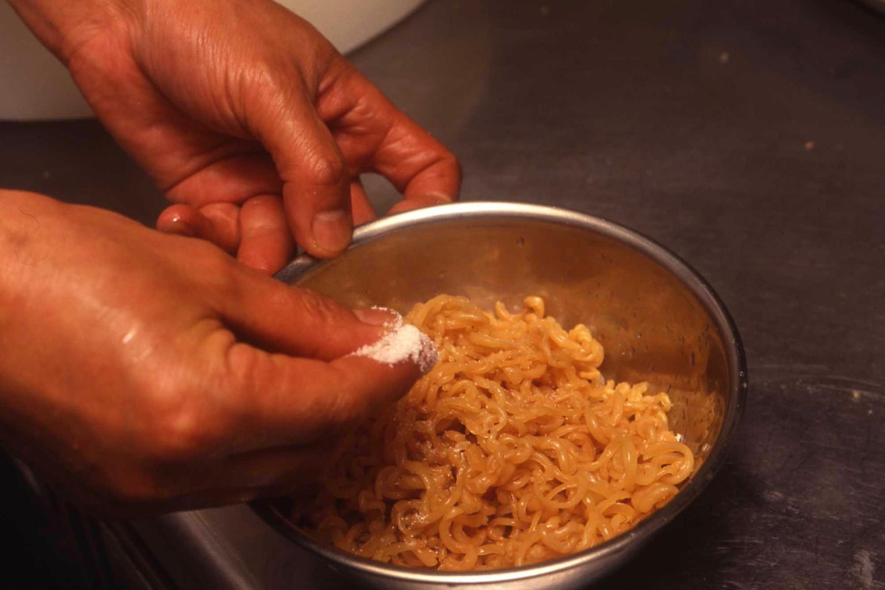 海蜇皮の下ごしらえをする