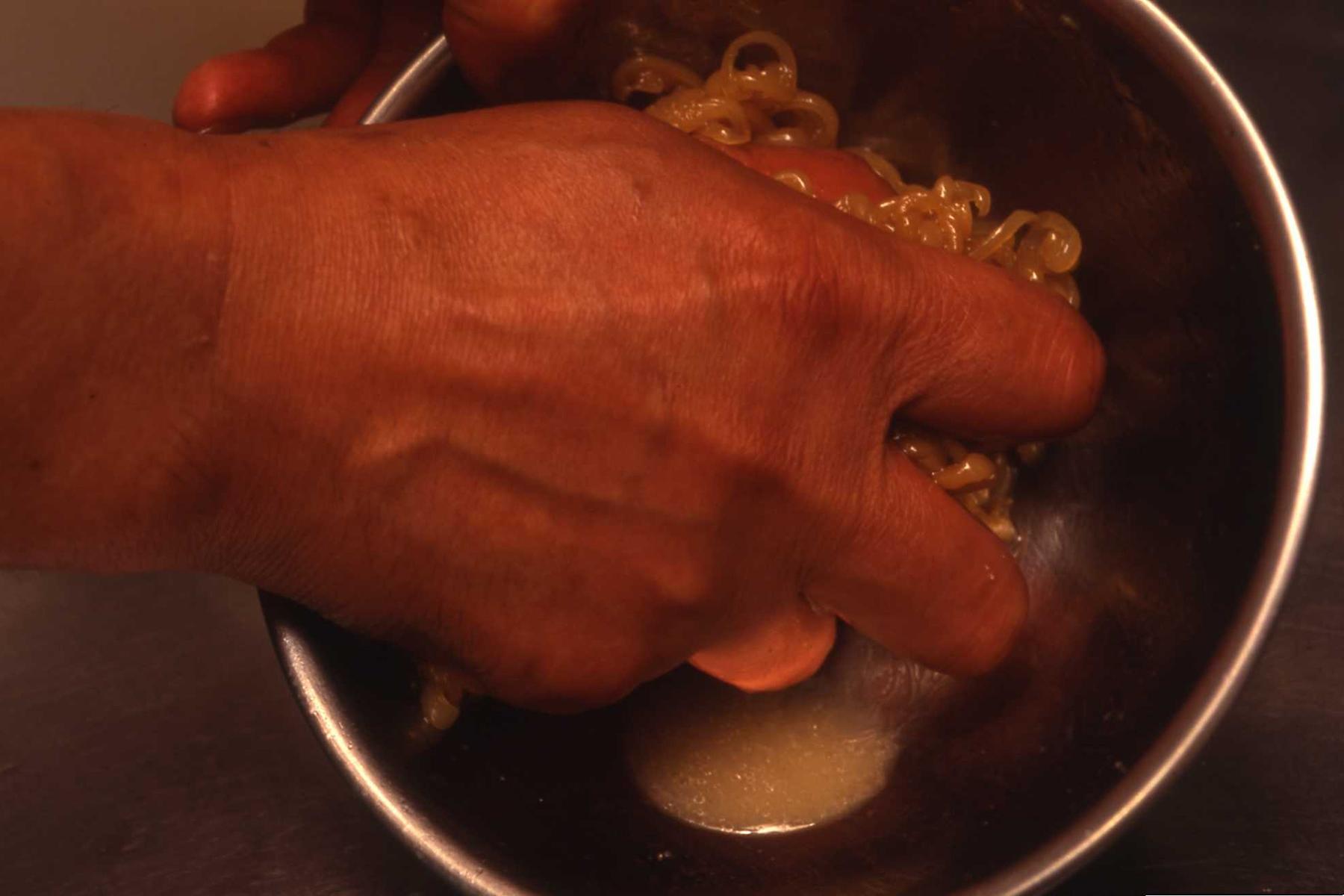 海蜇皮の下ごしらえをする