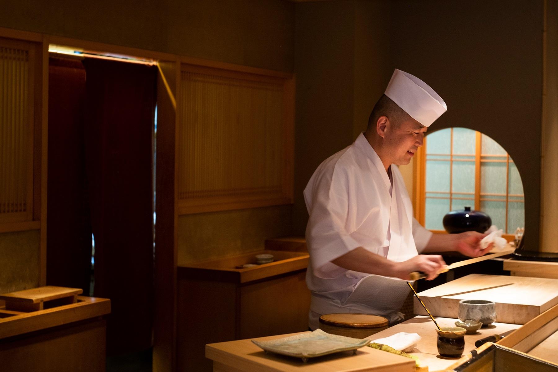 10席のカウンターの中で、大将の西達広さんは寡黙に鮨を握る。