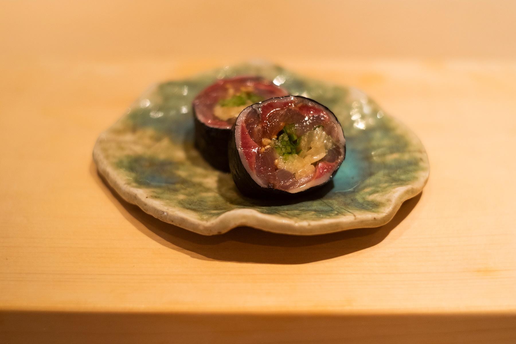 巻かれたガリ、きゅうり、大葉が爽やかな“鰯の磯辺巻き”。