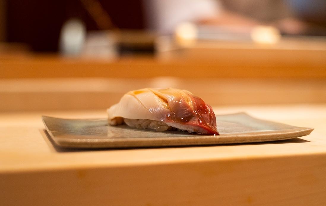 舌に吸い付くようなおおぶりの北海道産の北寄貝。