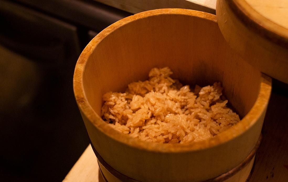 砂糖を使わない赤酢のシャリが、天然物のたねの旨味を引き立てる。