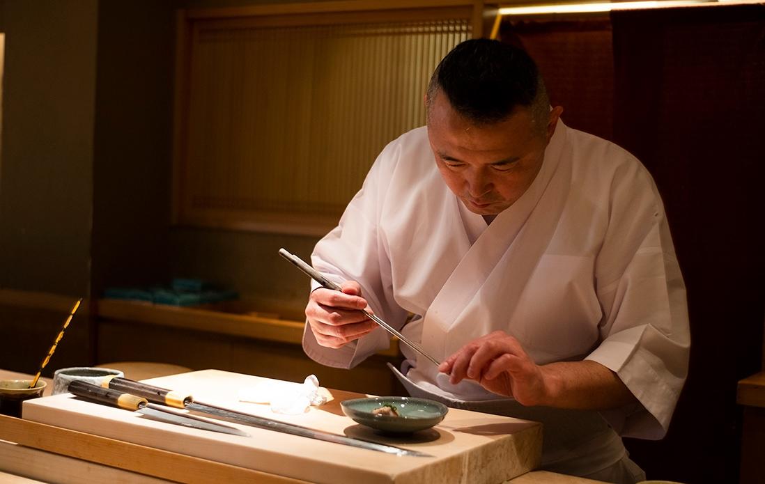 行き届いた料理に合わせる酒にも隙がない。菊地成孔さん曰く大将は「鮨屋のソムリエ」。