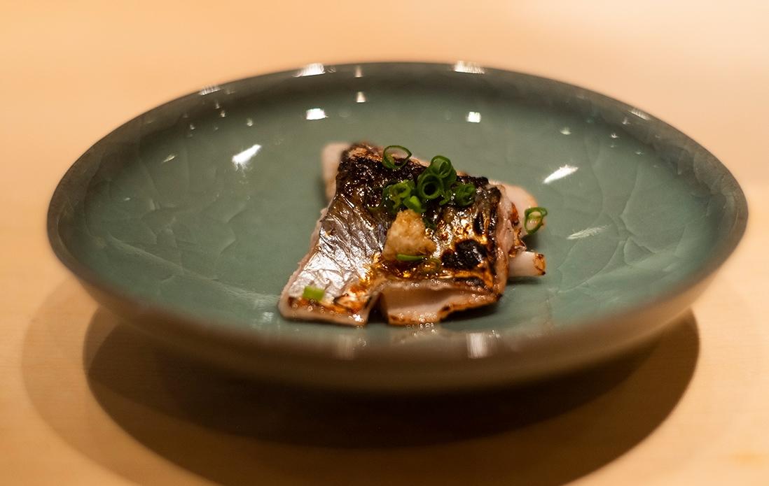 ほろりとした身を炙った北海道産の鰊は、厳選した日本酒にぴたりと合う。