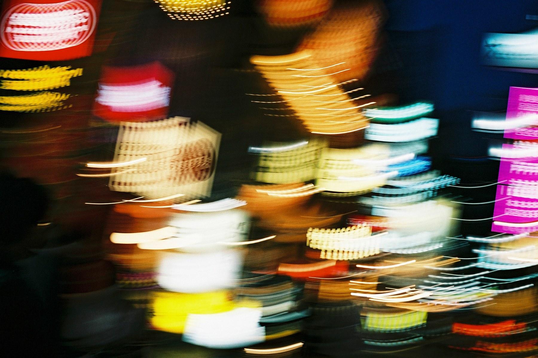 新宿一丁目から西へ。新宿二丁目と三丁目の賑わいは、終電の時間が過ぎても止むことがない。