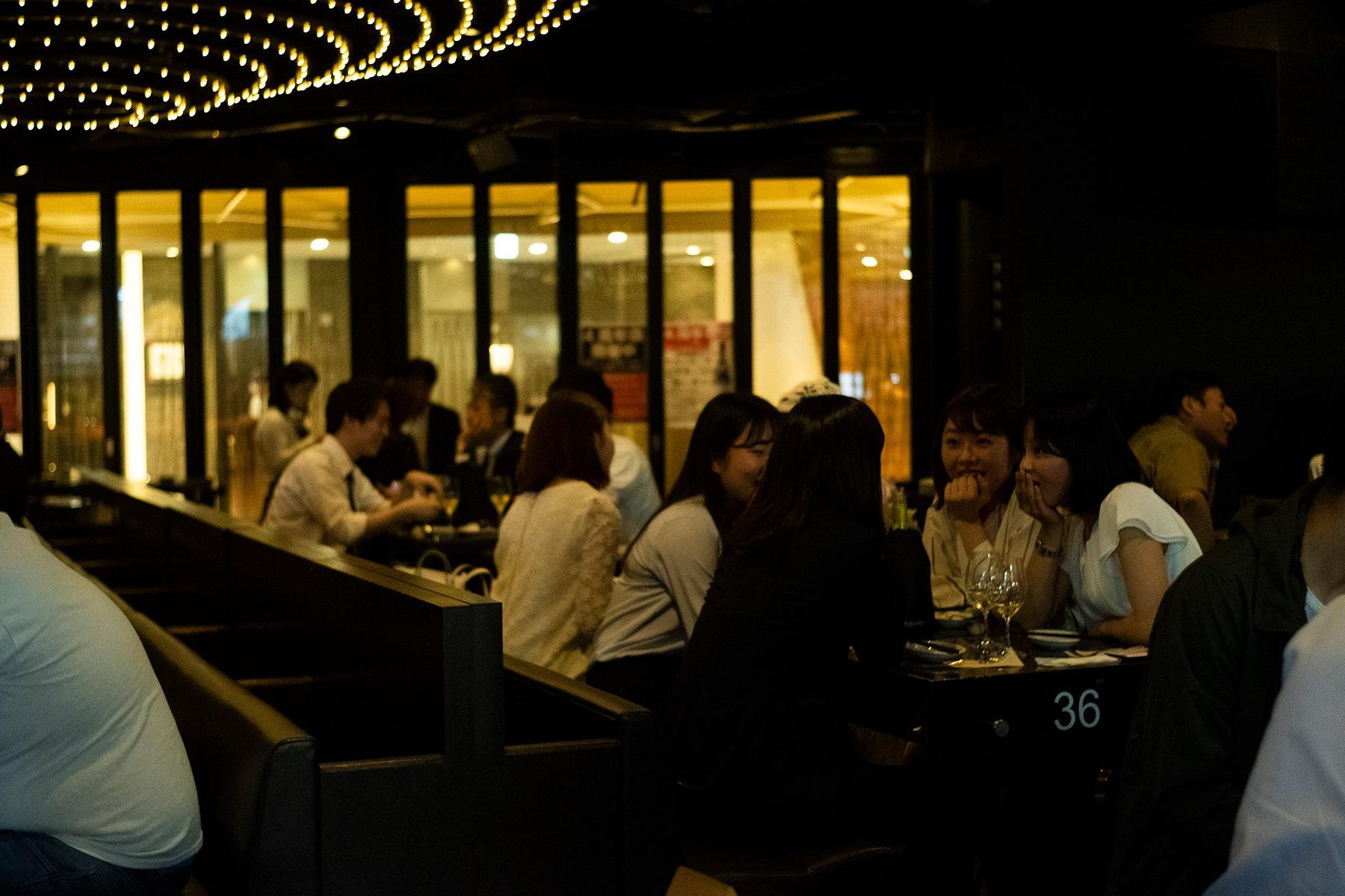 全120席ある「371BAR」の広い店内。心地よい喧騒に浸りながらワインを楽しめる。