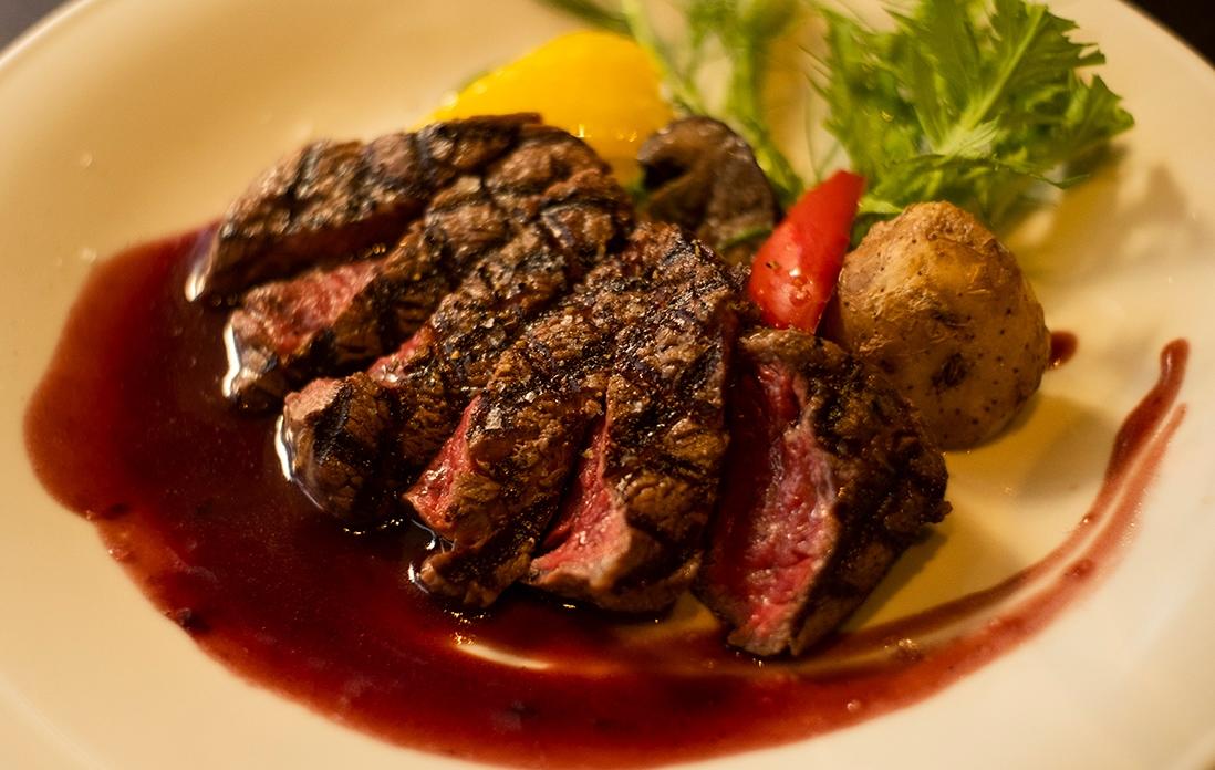 ロゼ色に焼き上げられた“宮城県蔵王爽清牛フィレ肉のステーキ”120g 3,800円。