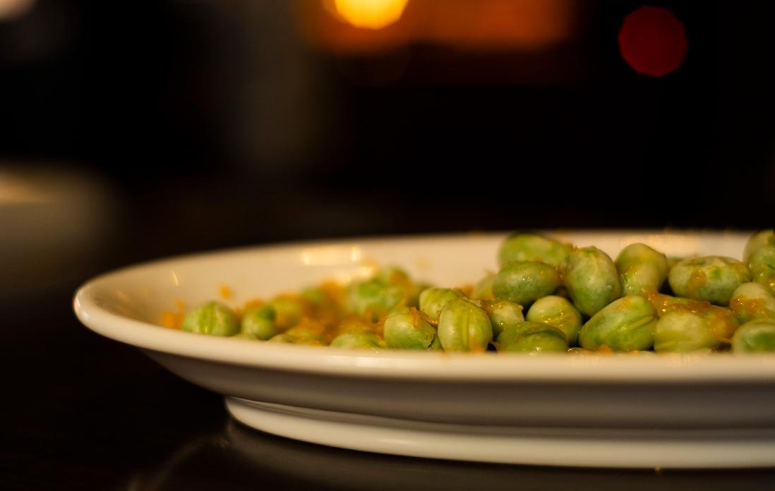 “ゆで空豆のミモレットがけ”はメニューにはないが、食材があれば注文可能だ。