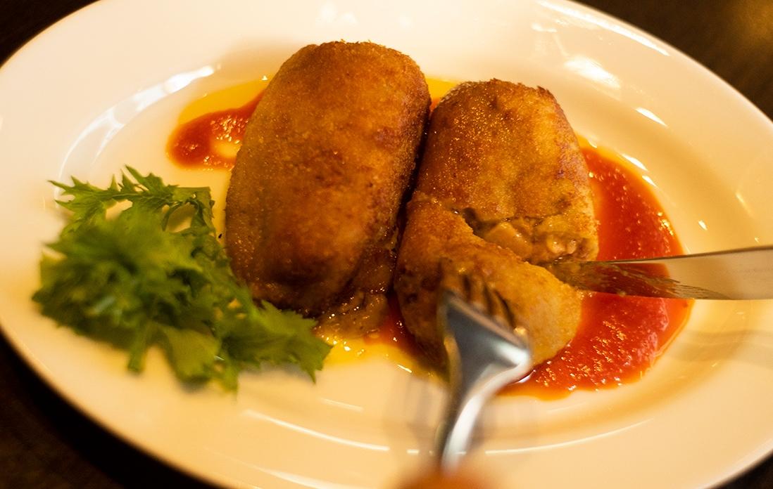 “フォアグラとポルチーニのクリームコロッケ”1,200円。