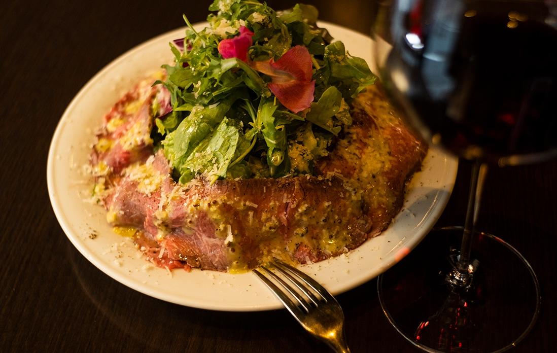 “ローストビーフのグリーンサラダ”1,400円。パルミジャーノがたっぷりと振りかけられる。