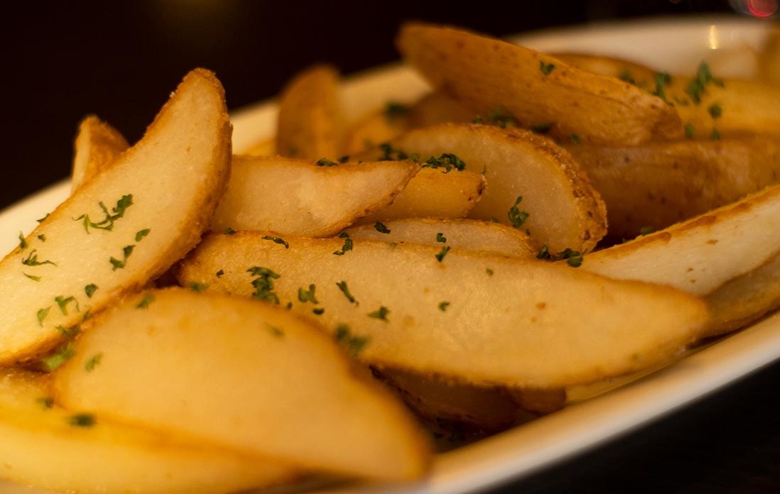 ザクッと揚がったじゃがいもに、トリュフがエレガントに香る“ポムフリット”600円。
