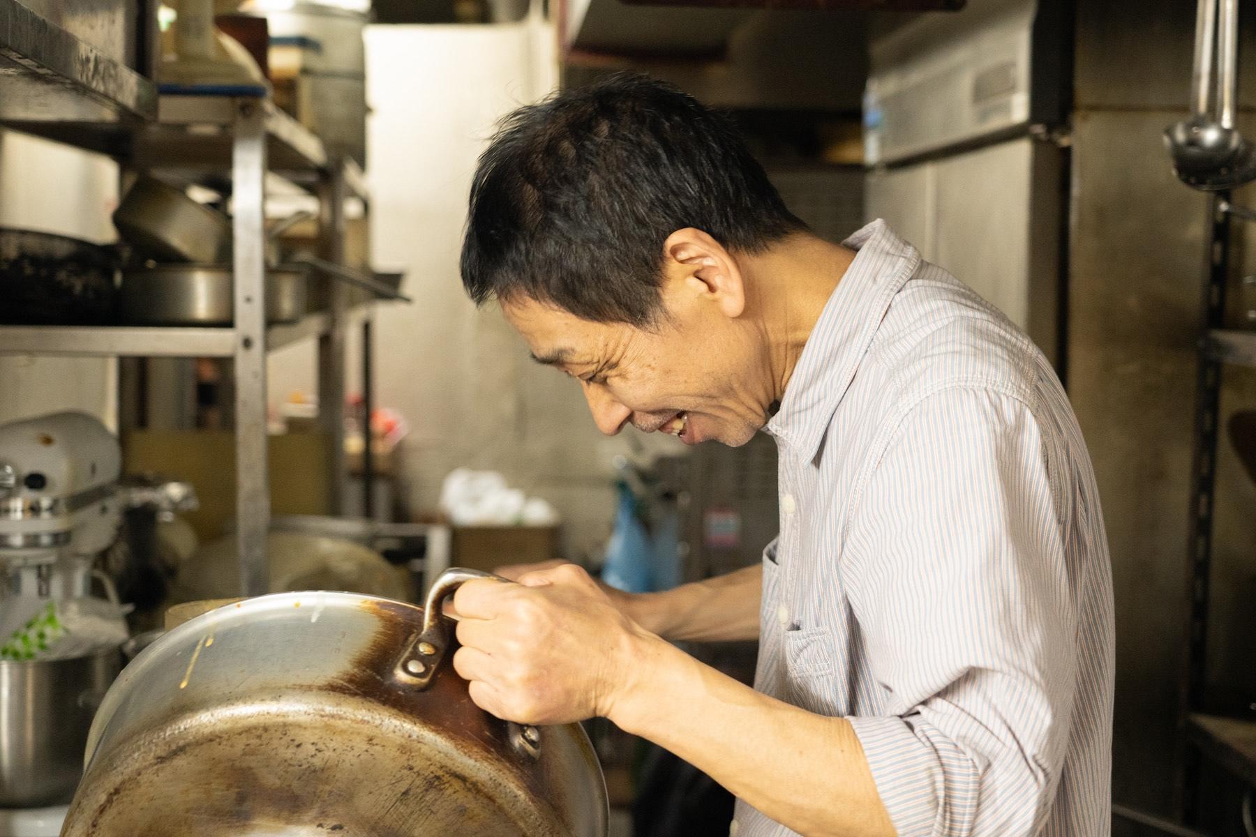 細長い厨房を、ひとりで行ったり来たり。