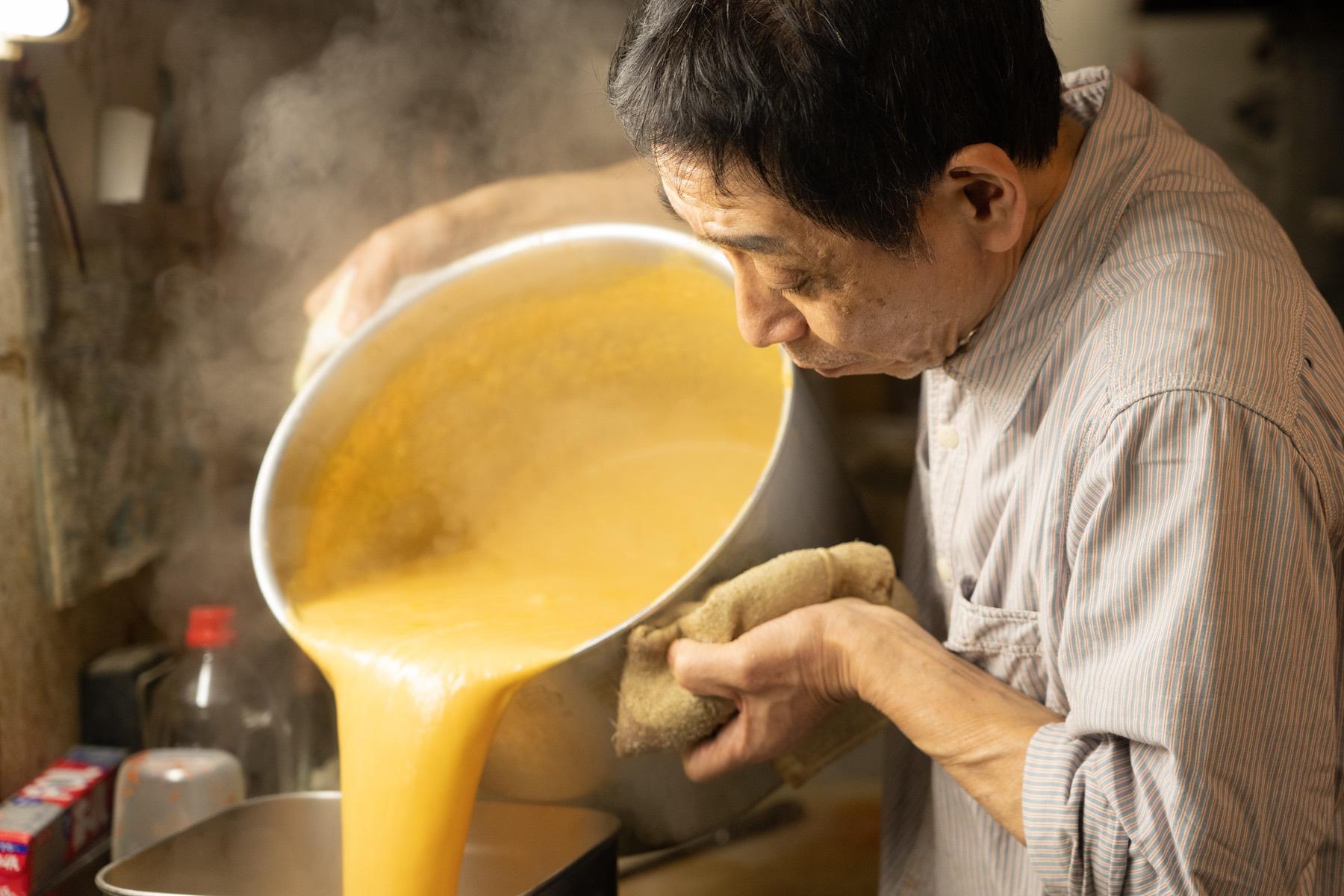 年秀さんの定位置。厨房、スープを仕込む。