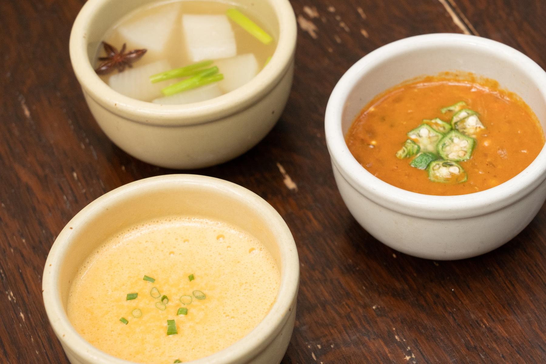 手前から時計回りに、”ニンジンとお米のクリームスープ”、“大根のブイヨンスープ”、“ニューオリンズ風ガンボスープ”。すべて650円。