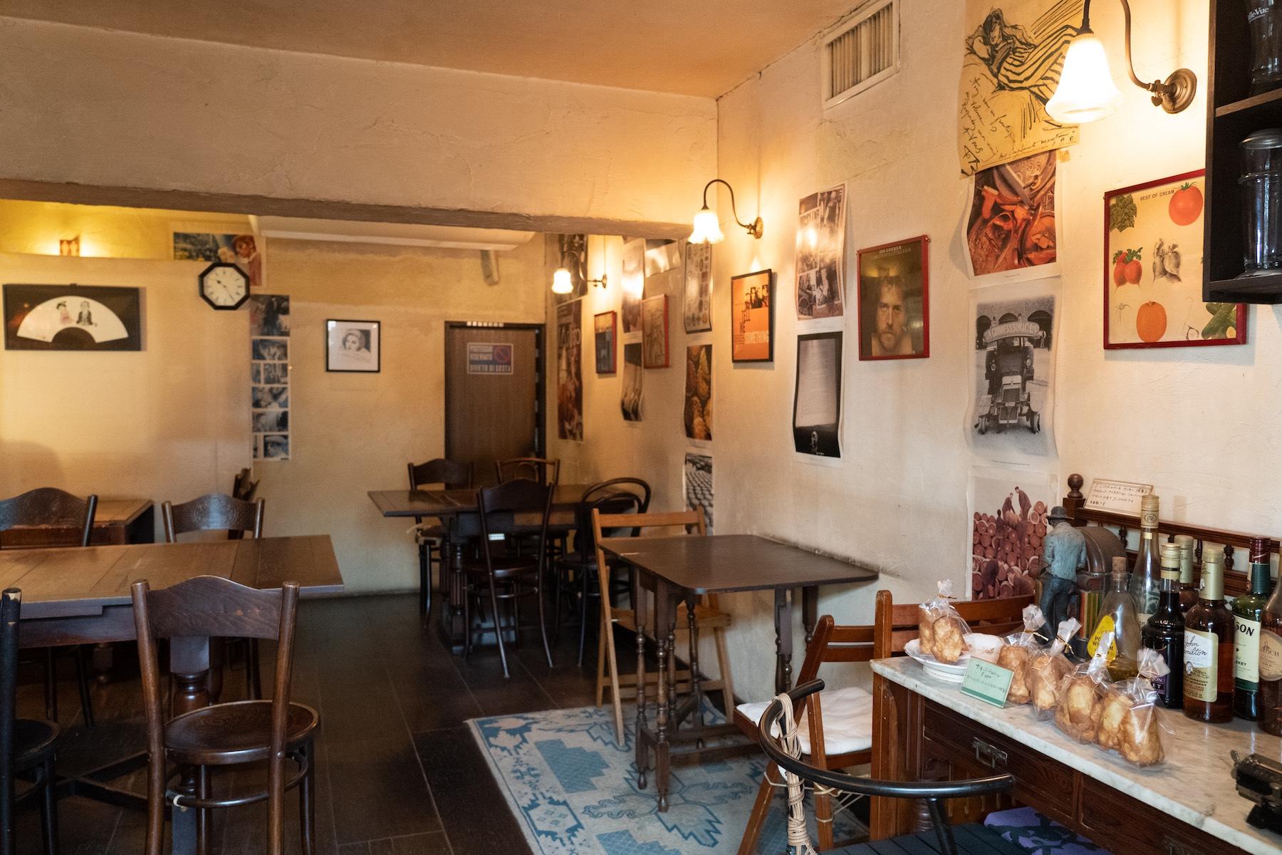 奥のほの暗い席。人目を避けたい人もいる。