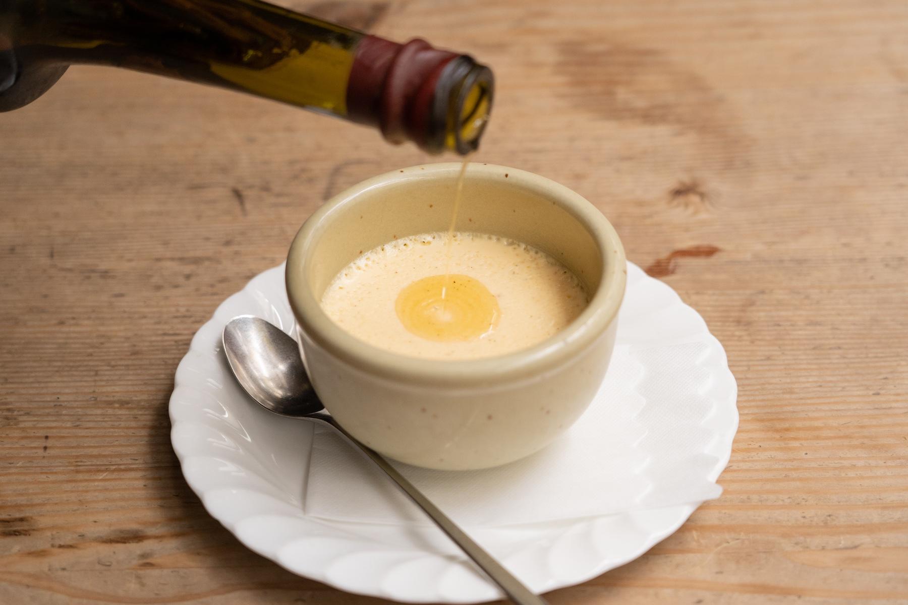 “ポットドクレーム” 450円。シンガーソングライターの寺尾紗穂さんが、この「プリン」を歌詞にしている。