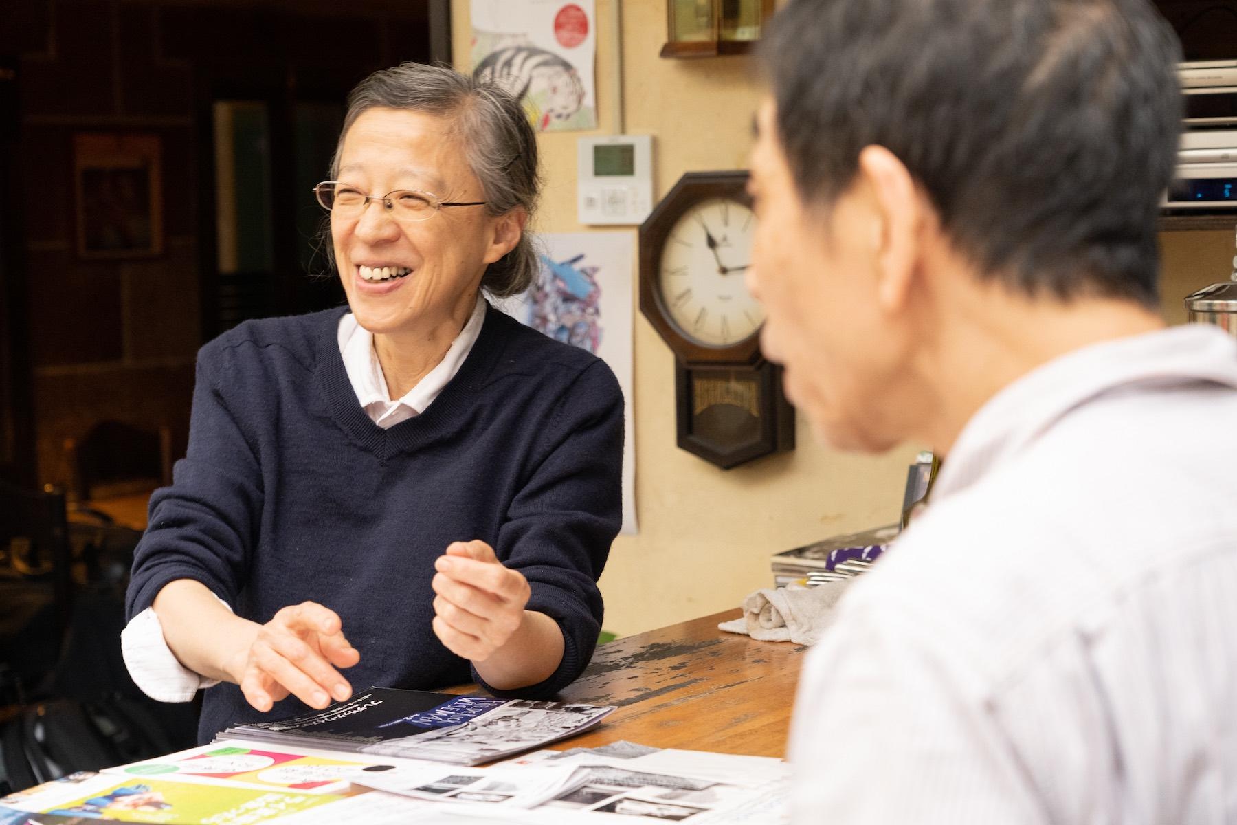 カウンターの内側や外側から常連さんと和やかにおしゃべりする間も、ふたりとも動きは機敏なのである。