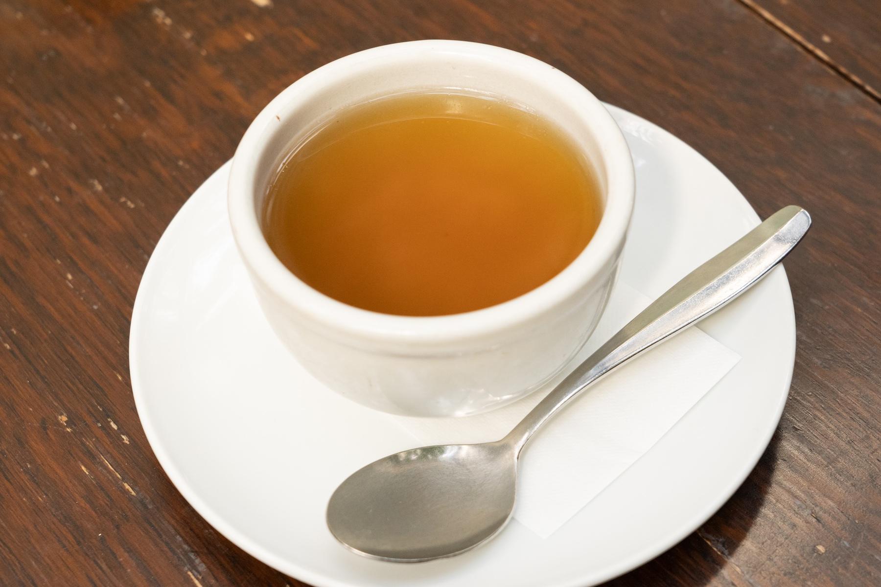 “チキンコンソメスープ”650円。英語表記は、“Clear Soup”となっている。