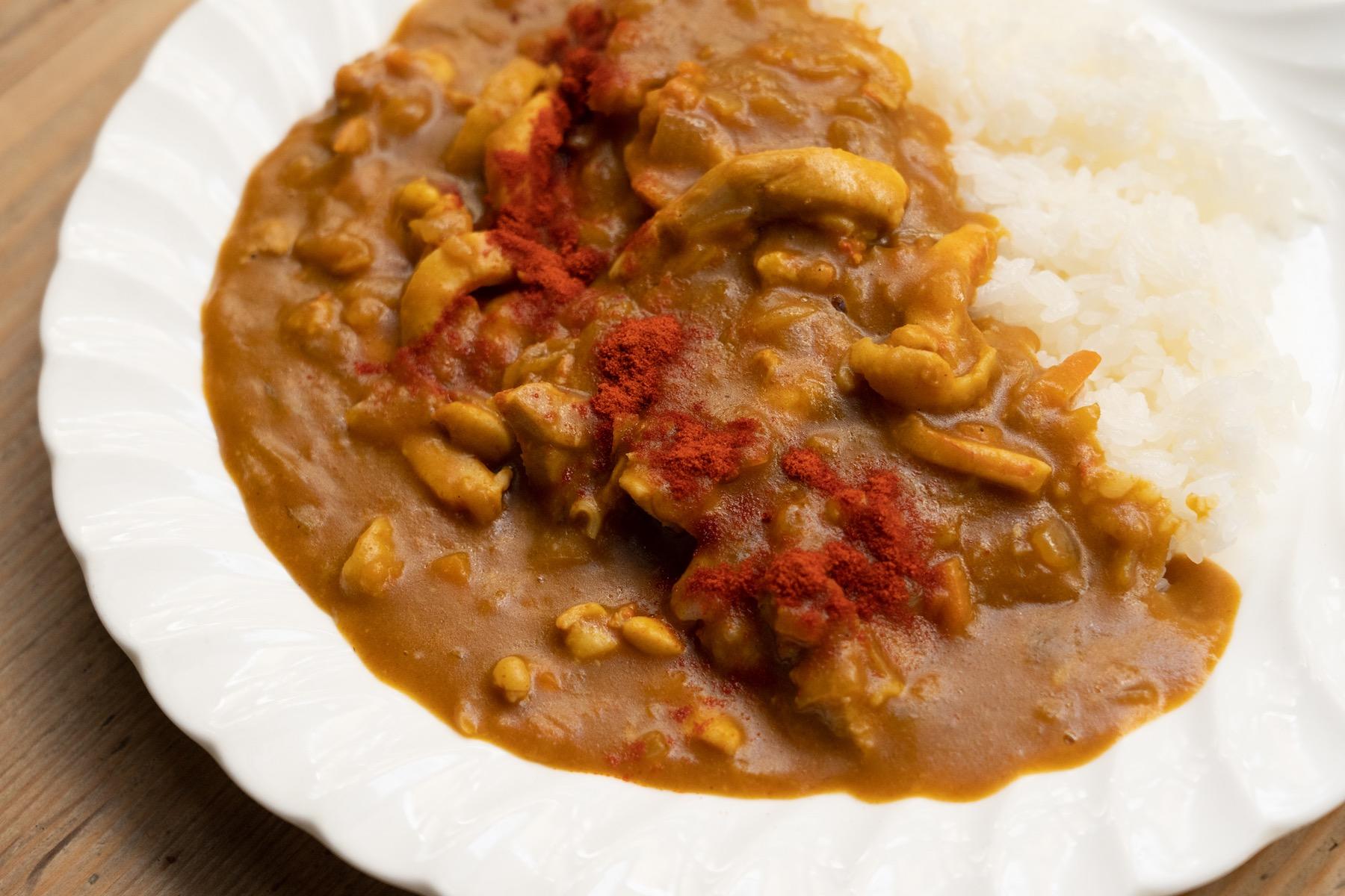 “ハンガリー鶏肉カレー”1,000円。パプリカ粉を多用するハンガリー料理から着想を得て、パプリカ粉と塩でマリネした鶏モモ肉入り。ちなみに中尾夫婦はハンガリーに行ったことはない。