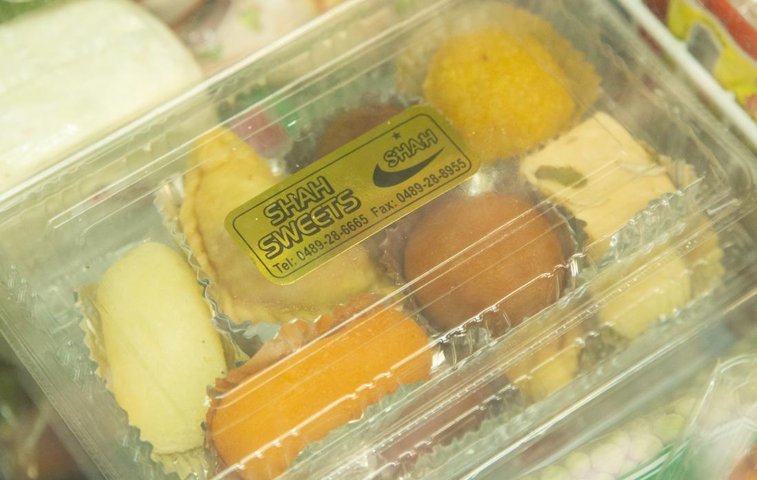 練乳と砂糖を煮詰めた“バルフィ”や、ドーナツのシロップ漬け“グラブジャムン”などインドスイーツの詰合わせ。際限のない甘さを体感してください！