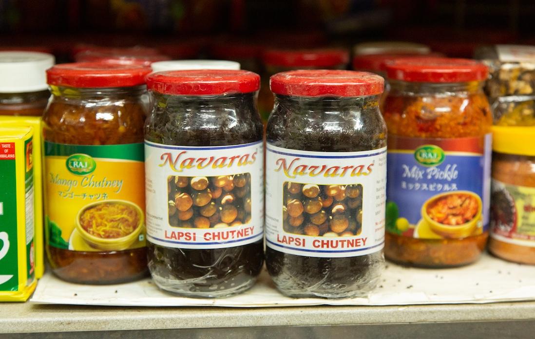 ウルシ科の植物である“ラプシ”（和名：チャンチンモドキ）の果実をアチャールにしたもの。ネパール料理やインド料理の付け合せにどうぞ。