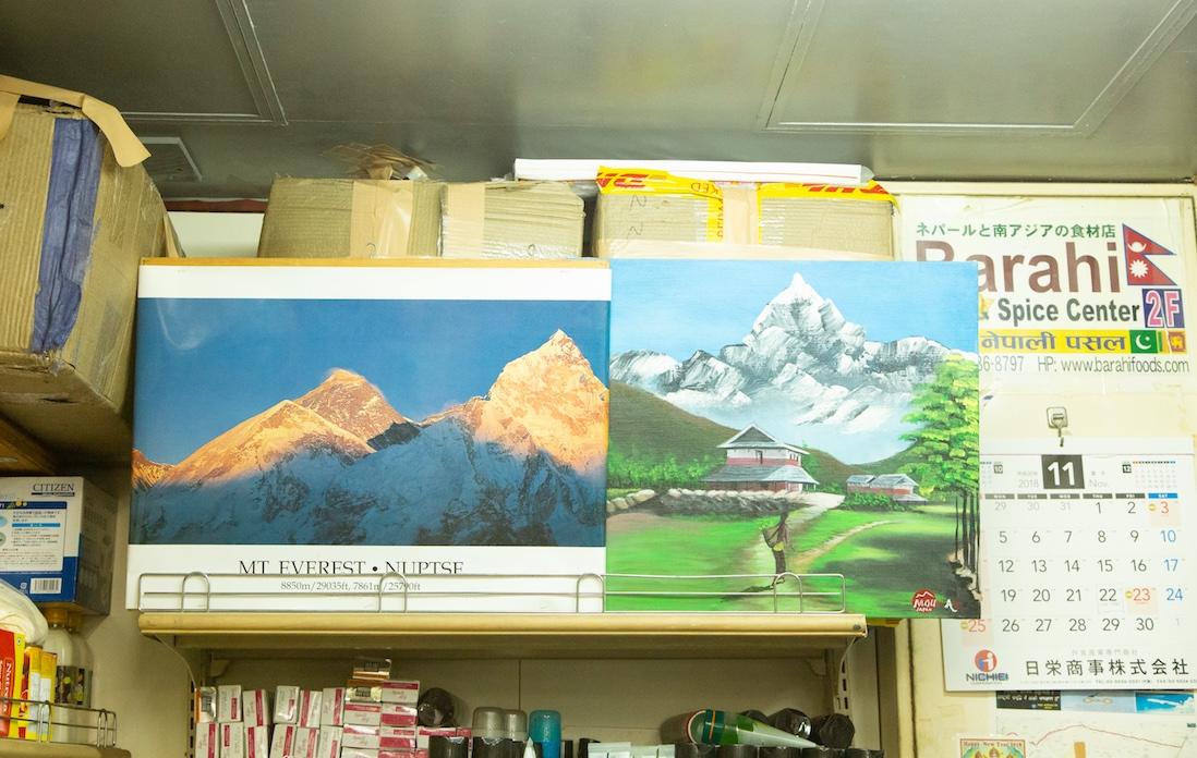 店に貼られているエベレストのポスター。ギミレさんのネパールへの郷愁が伝わってくるようで、なんだか泣けます。