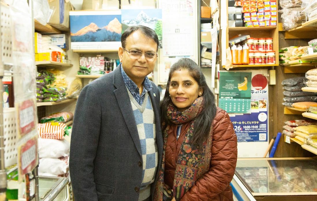 ギミレさん、デビさん夫妻。店舗奥、ギミレさんのデスクの前で。