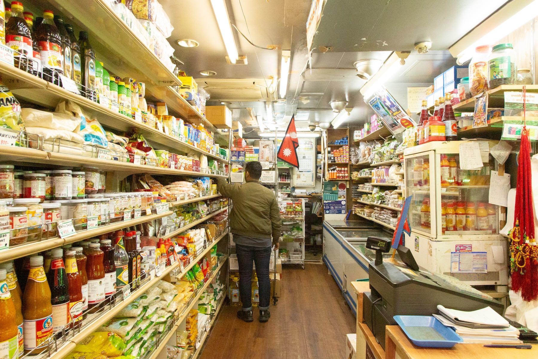 「バラヒ フード&スパイスセンター」の店内。狭い店内に、食材や日用品がびっしりと並ぶ。
