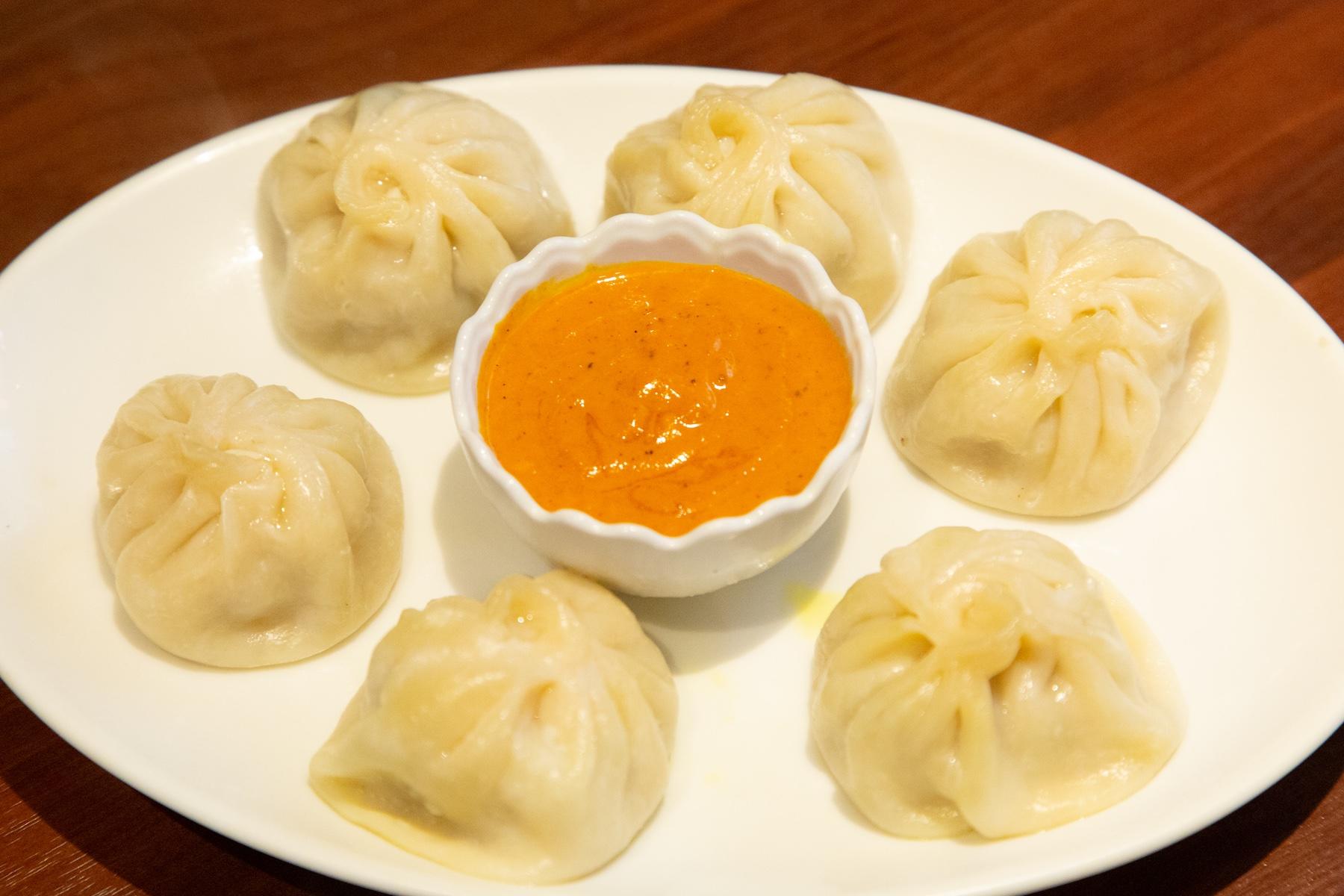 “モモ”は一皿6個で600円也。肉汁あふれるジューシーなモモに、トマトが入った濃厚でキレのあるソースが良く合います。