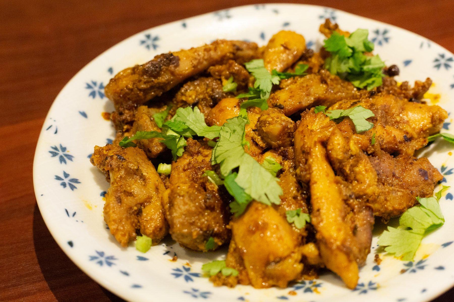 “ティムルチキン”480円。“ティムル”は“花椒”の親戚で、“ネパール山椒”とも呼ばれます。ネパールを代表するスパイスのひとつ。