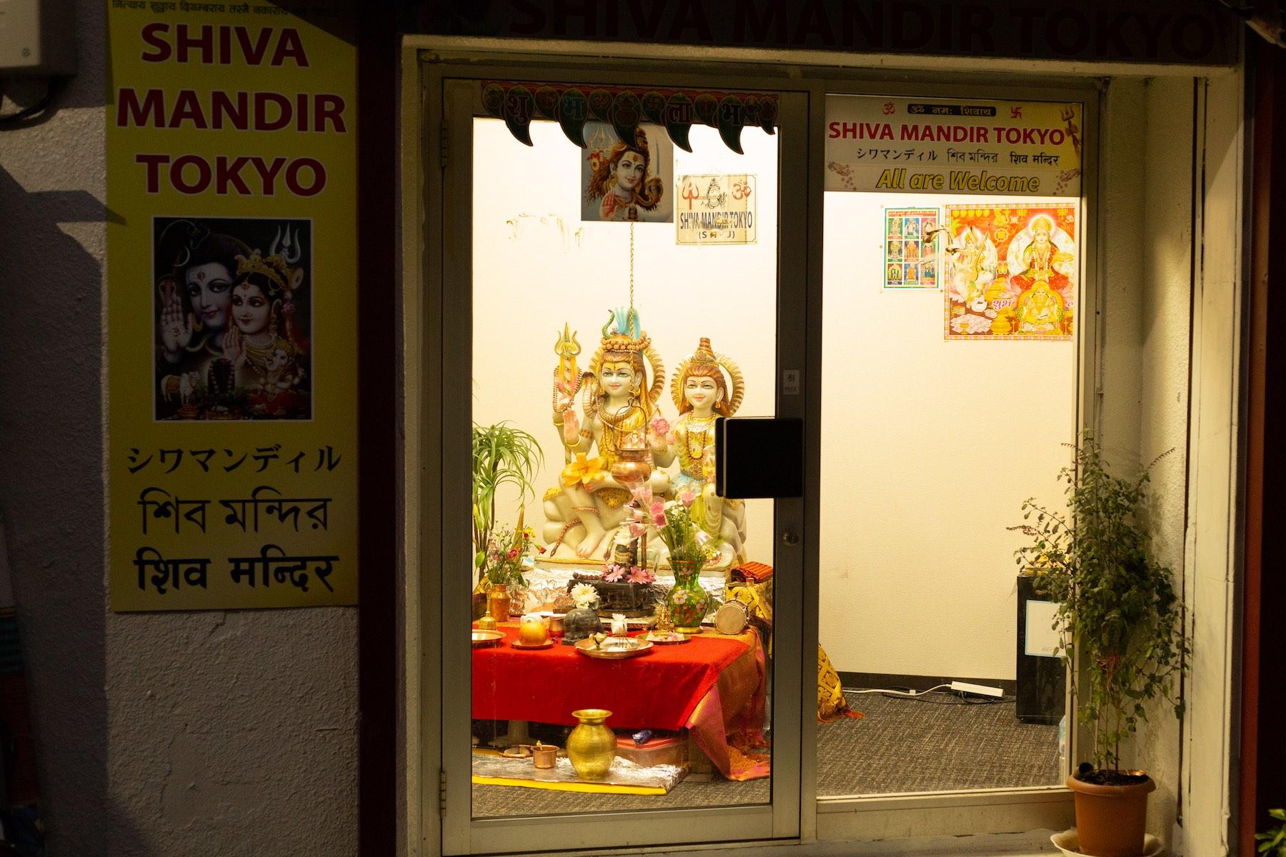 大久保駅から、風俗店やラブホテルを横目に見ながら線路沿いに歩くと突如現れる「シワマンディル トーキョー」。近辺に住むヒンズー教徒の心の拠り所だ。