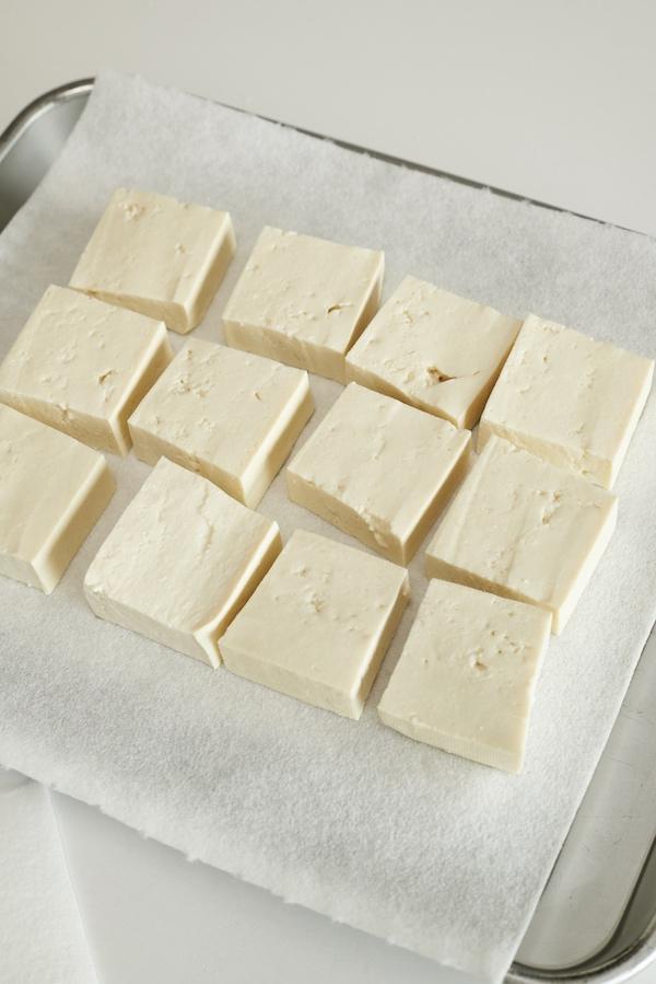 豆腐の水気をしっかりきることで、美味しい汁を十全にしみ込ませようという戦法。