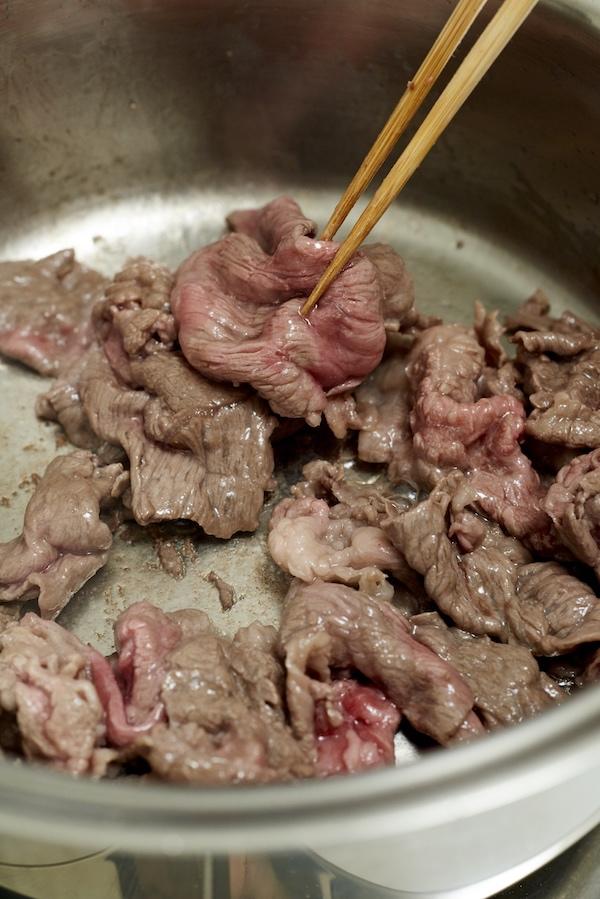 火を入れる順番は、旨味の出るものから。まずは牛肉を白っぽくなるまで炒めてから玉ねぎをイン。
