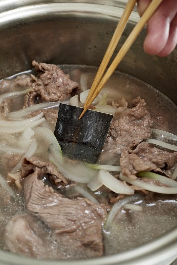 植物性(豆腐)と動物性(牛肉)の旨味を引き合わせ、結びつけてくれる“お昆布”。煮汁にポイッと入れるだけで「だし汁を別に用意する必要もありません」って、助かるぅ。