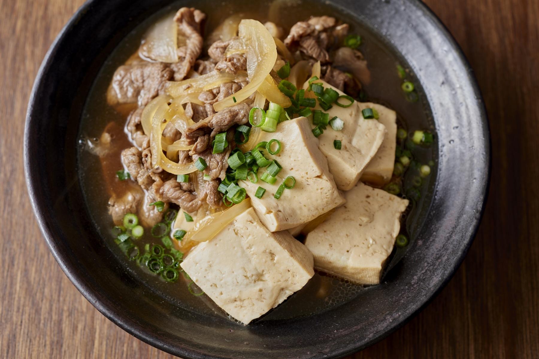 澄んだ甘さで、煮汁まで飲み干したくなる。多めにつくっておけば、出来たて、2日目、3日目......と、味がより深まるのも楽しめる。