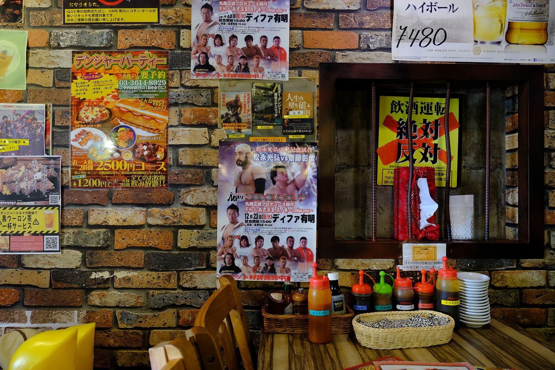 客席の壁にひっそりと貼られている、松永さん引退試合のポスター。