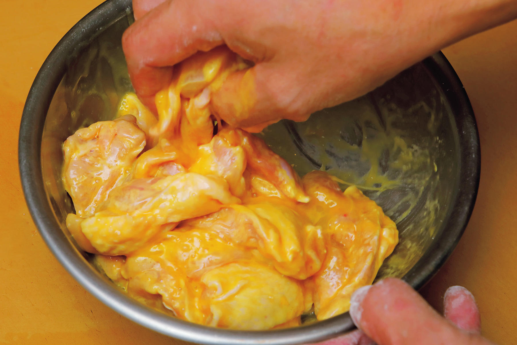 鶏肉に卵をまとわせる