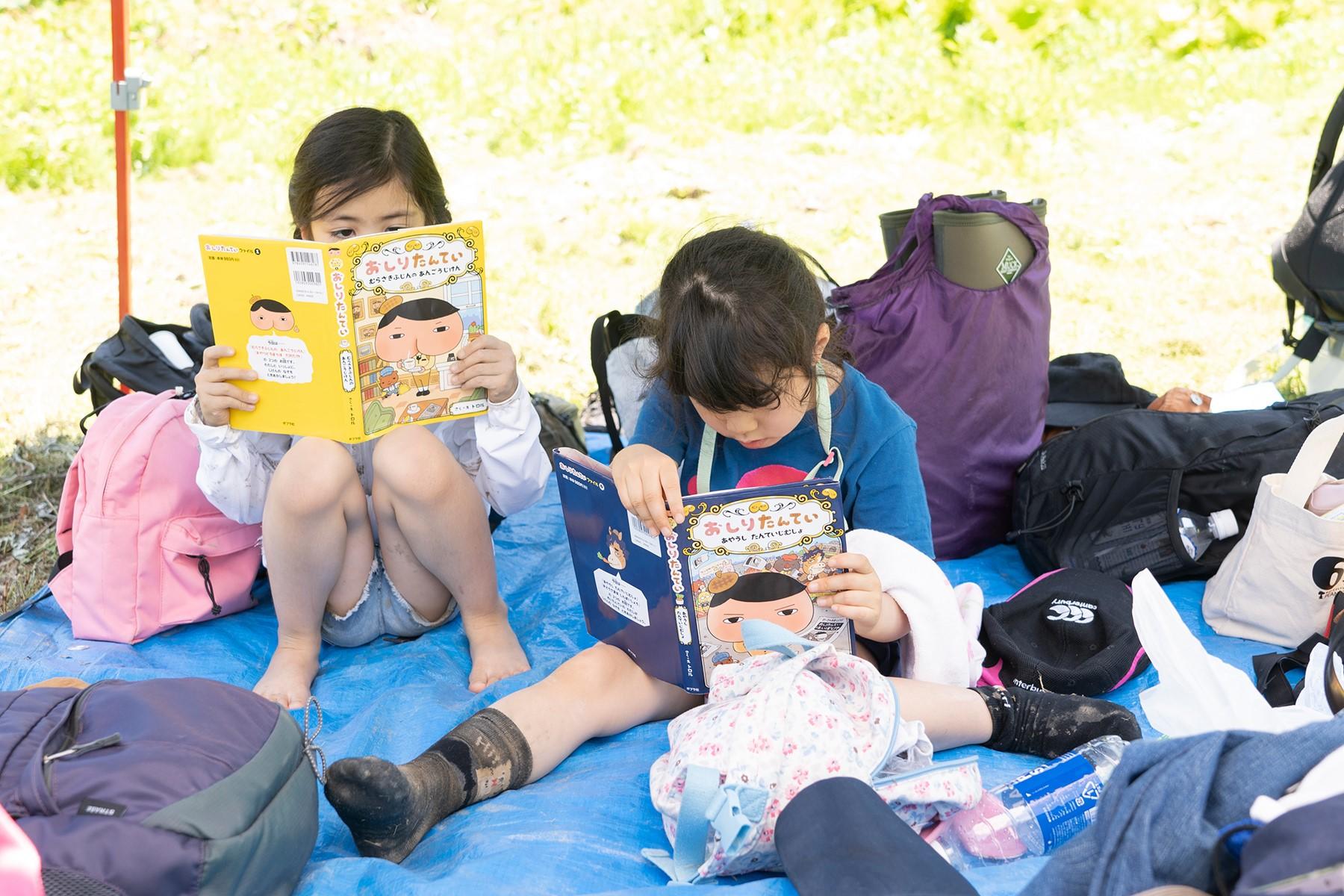 この日、田植えに参加したちびっ子たち。おつかれモードで、休憩中。本を読まない時代だと言われるけれど、熱心に読書する姿はちょっと嬉しい。