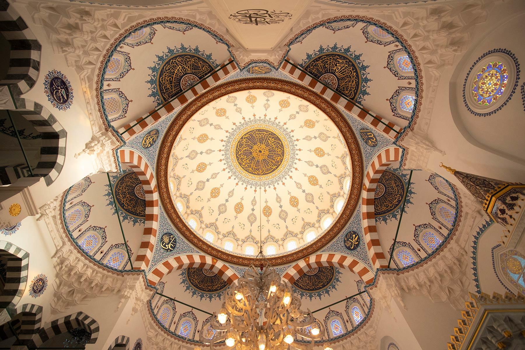 アラビア文字や幾何学文様、植物文様を配したモスクの天井
